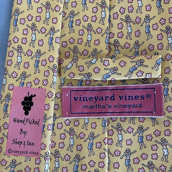 VINEYARD VINES Martha’s Vineyard Hula Girl Neck Tie Pale yellow background - Picture 3 of 4